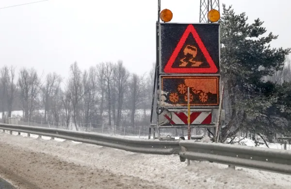 V soboto se bosta od jutra do večera ob padavinah pojavljala žled 
in poledica.