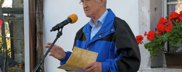 Stane Bačar pred Vertovčevo hišo v zaselku Jakulini pri Šmarjah. 