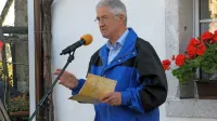 Stane Bačar pred Vertovčevo hišo v zaselku Jakulini pri Šmarjah. 