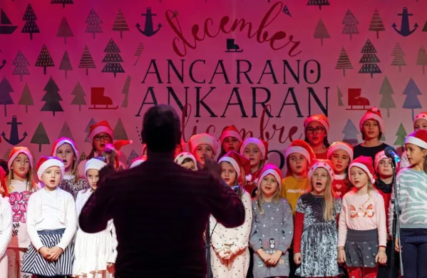 December v Ankaranu so s prazničnimi pesmicami  odprli otroci 
pevskega zbora ankaranske osnovne šole in vrtca. 