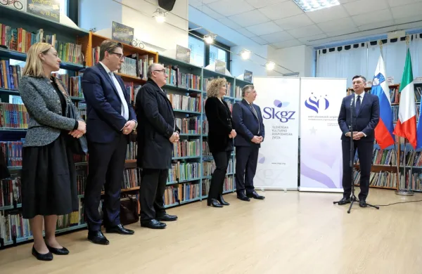 Predsednik republike Borut Pahor je danes ob obisku pri Slovencih v Trstu pozval slovenski narod, naj gre pogumno naprej, 
ohrani razlike in pazi na svoj jezik.