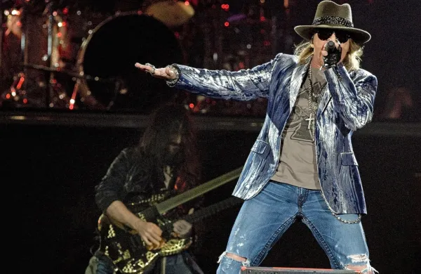 Pevec skupine Guns N' Roses Axl Rose je obljubil, da na koncertih 
ne bo več metal mikrofona v občinstvo.