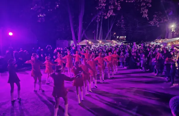 Uvod v sežanski veseli december s povirskimi mažoretkami. 
