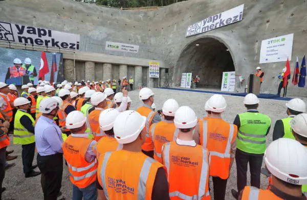 Inšpektorat RS za delo  vodi postopke v zvezi s turškim podjetjem 
Yapi Merkezi, ki sodeluje pri projektu gradnje drugega tira med 
Divačo in Koprom, ter njegovim prav tako turškim podizvajalcem 
Turckan Yapi.