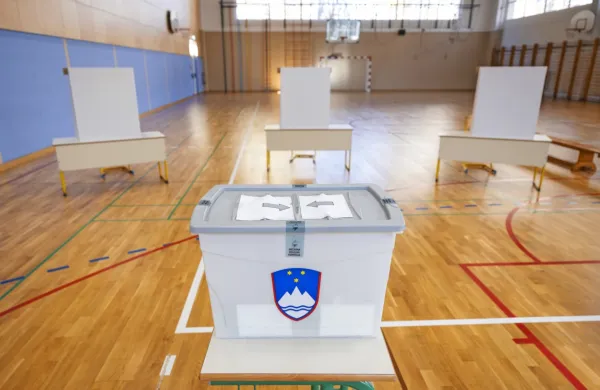 Do 15. ure skupno 36 obvestil o domnevnih kr&scaron;itvah volilnega molka