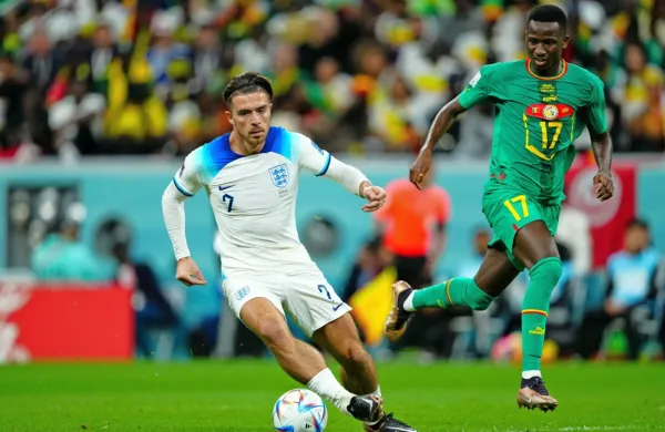 Jack Grealish (Anglija) in Pape Matar Sarr (Senegal)

