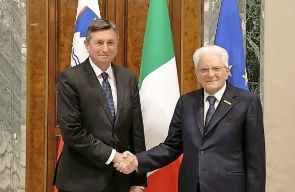 Predsednika republike Boruta Pahorja je danes v Rimu na 
poslovilnem delovnem kosilu gostil italijanski predsednik Sergio 
Mattarella. 