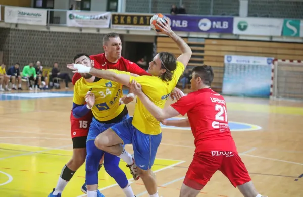 Matevž Žagar (z žogo) je bil tudi v Dobovi med glavnimi strelskimi 
orožji koprskih rumeno-modrih.