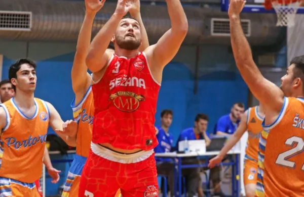 Matija Radanović (z žogo) je bil na igrišču več kot 38 minut, v zadnji 
sekundi pa je Sežancem prinesel zmago. 