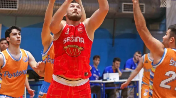 Matija Radanović (z žogo) je bil na igrišču več kot 38 minut, v zadnji 
sekundi pa je Sežancem prinesel zmago. 
