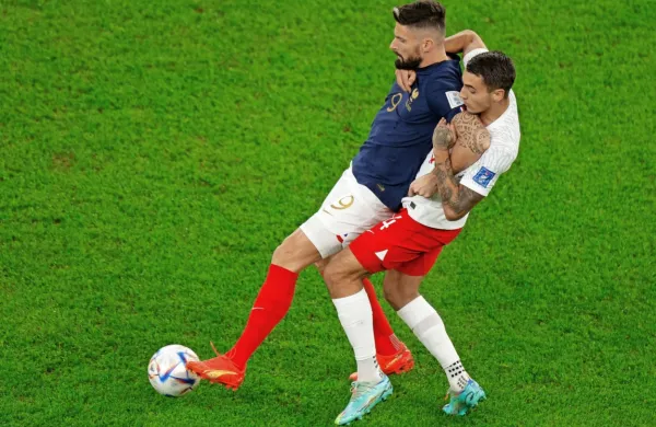 Olivier Giroud (z žogo) je na dvoboju s Poljaki dosegel svoj  52. 
zadetek  in je zdaj sam na vrhu večne lestvice najboljših strelcev 
francoske reprezentance.   