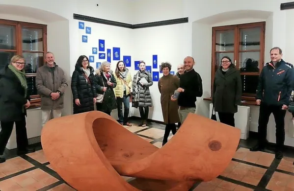 Kako sta slovenska burja in italijanska bora oblikovali dela dvanajstih umetnic in umetnikov, sta zbranim  
na gradu Kromberk predstavila kurator Massimo Premuda in kustosinja Katarina Brešan.    