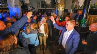 V nedeljo zvečer je bil čas za slavje, zdaj se začenja prevzem 
oblasti. Samo Turel (desno) je nova razmerja z bodočimi koalicijskimi partnerji že nastavil.