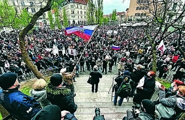 Izredni nadzor ravnanja policije pri varovanju protestov ugotovil sistemske nepravilnosti in nesorazmerno uporabo prisilnih sredstev