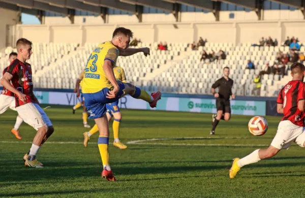 Koprčan Luka Kambić je v   mrežo sežanskega moštva poslal žogo za vodstvo z 2:0.