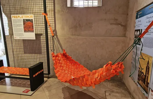 Za izdelavo  viseče mreže so uporabili približno 70 metrov luških 
transportnih  trakov. 