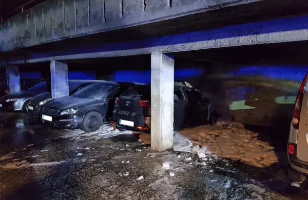 Avtomobil zagorel v garaži