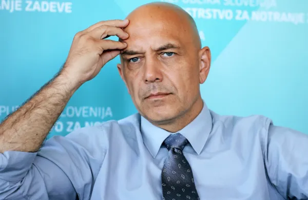 Boštjan Lindav trdi, da se  vpliv politike na delo policije  kaže pri 
zahtevah po kadrovanju in po razrešitvah določenih oseb mimo 
pravil.