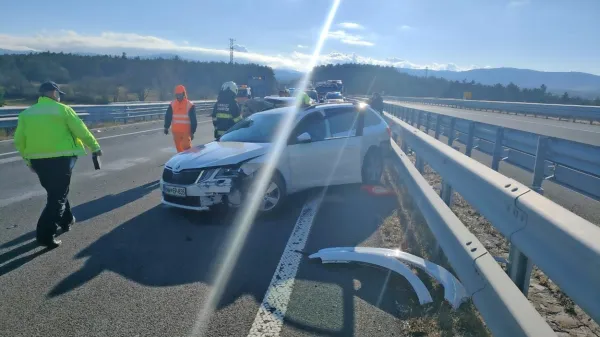   39-letni voznik iz okolice Ljubljane je do zadnjega prehiteval in 
trčil v  avto, ki je stal v koloni.