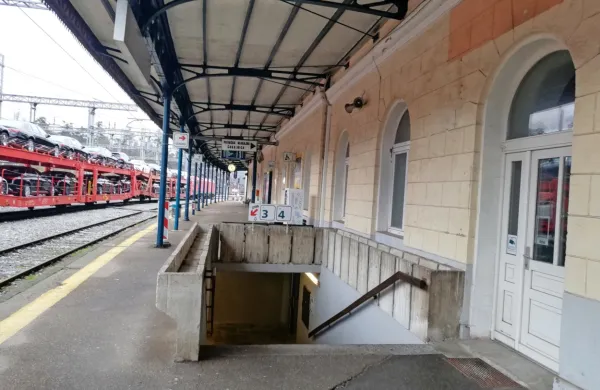 Na postojnski železniški postaji  do tretjega in četrtega perona vodi le podhod s stopnicami. Po teh pa gibalno ovirani ne morejo. 