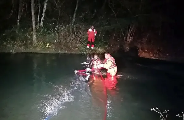 Pri Sveti Nedelji so koprski poklicni gasilci čez Rižano v sredo 
spravili mokrega in premraženega Afganistanca.