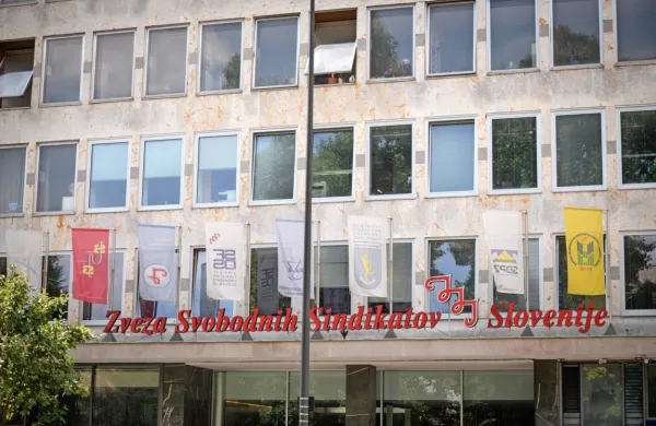 ZSSS je z mirnim shodom pred poslopjem državnega zbora 
opozorila na pomen dostojnega dela in plačila.
