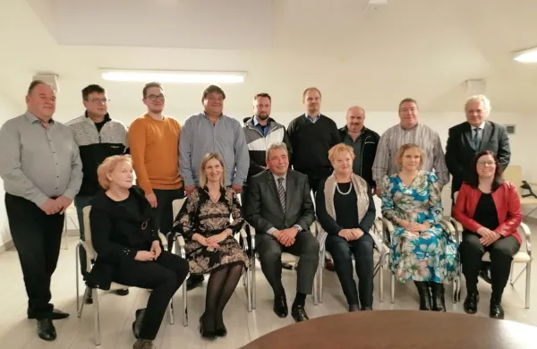 Nov občinski svet se je  fotografiral z  županom  (manjkal je svetnik 
Primož Nemec). 
