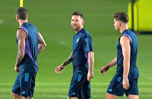 Lionel Messi (v sredini) z Argentino že pogleduje proti nocojšnjemu obračunu z Nizozemci. 