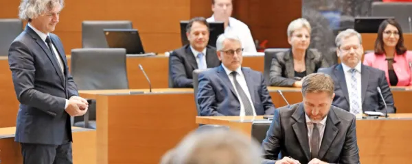 Finančni minister Klemen Boštjančič med podpisom zaprisege ob budnem spremljanju premiera Roberta Goloba, s katerim sta imela že takrat precej razčiščene pojme o mini davčni 
reformi in po vetu v državnem svetu zdaj čaka na ponovno potrditev v parlamentu. 