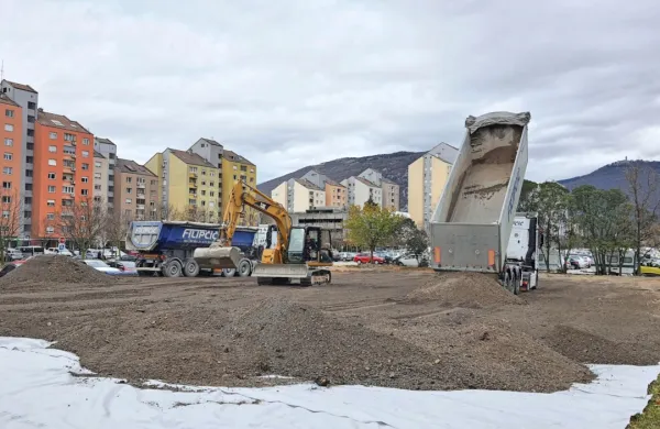 Za sodiščem urejajo začasno  parkirišče, kjer bodo stanovalci lahko 
med gradnjo prizidka zdravstvenega doma parkirali. 