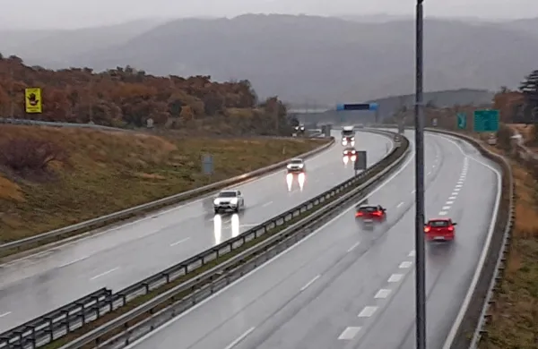 Na levi smeri avtoceste (na fotografiji) se je v četrtek zvečer pred predorom Kastelec zgodila tragična nesreča.
