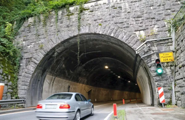 Na novogoriški strani predora Panovec je kolesar trčil v avto. 
