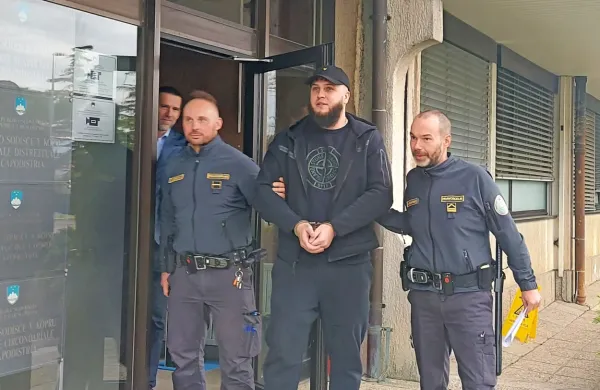  “Noža ne potrebujem, imam močne roke,” je med  drugim   v  svojem  
zagovoru  dejal  Brian  Boerkamp. Visok je skoraj dva metra, težak 
pa približno 110 kilogramov. Dodal je še, da je obvlada borilne 
veščine. 