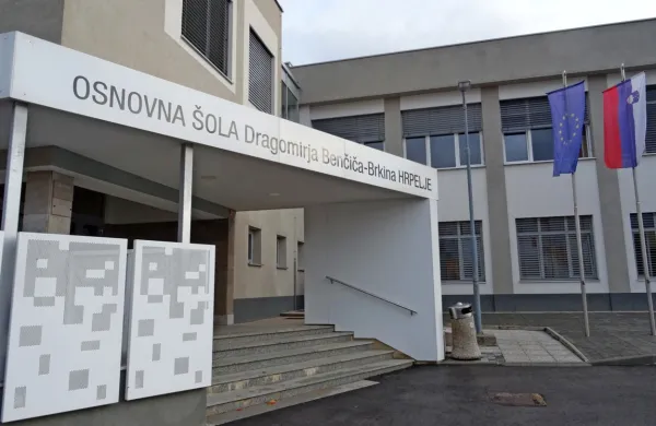 Število učencev na hrpeljski šoli iz leta v leto narašča. Prostorsko stisko bodo začasno rešili s prizidkom.