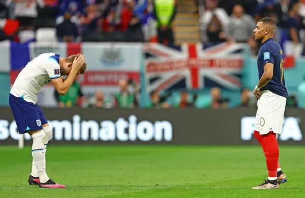 Za Harryja Kana (levo) je svetovnega prvenstva konec, Kylian 
Mbappe pa bo v Katarju še lovil moštvene in posamične lovorike. 