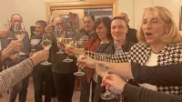 Tako je Alenka Štrucl Dovgan nazdravljala zmagi. Kdo bo novi   
divaški župan ali županja, pa bo naposled  odločalo upravno   
sodišče.