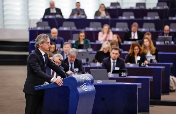 Evropski poslanci so v razpravi po nagovoru premierja Roberta 
Goloba ocenili, da je nova slovenska vlada s prizadevanji za 
spoštovanje vladavine prava Slovenijo ponovno postavila v osrčje 
Evrope. Slišati pa je bilo tudi kritike.