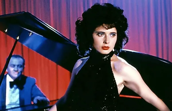 Isabella Rosselini v filmu Modri žamet, v ozadju njen “učitelj petja” 
Angelo Badalamenti