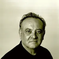 Angelo Badalamenti je s svojo skrivnostno in zasvojljivo glasbeno 
spremljavo zadal neizbrisen pečat filmskim svetovom Davida 
Lyncha. 