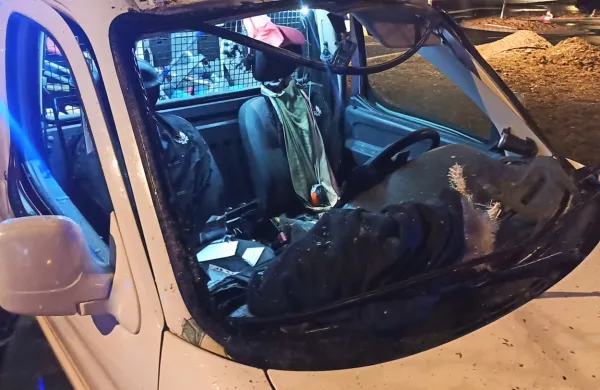 Čeprav je eksplodiralo v avtu, je sila ob vzbuhu precej poškodovala 
tudi pločevino na zunanji strani avta. 