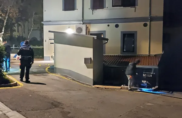 Pred  slabima  dvema  mesecema  je    pred  vrati  ambulante  počila  
močna petarda.   Preiskave  kriminalisti  še niso zaključili. 