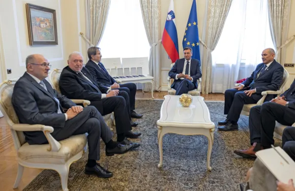 Predsednik republike Borut Pahor je danes šestim predstavnikom 
slovenske osamosvojitve na slovesnosti v predsedniški palači vrnil 
odlikovanja zlati častni znak svobode, ki so jih z odprtim pismom 
simbolno zavrnili 21. junija leta 1993.