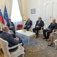 Pahor &scaron;estim vidnim predstavnikom slovenske osamosvojitve vrnil odlikovanja zlati častni znak svobode