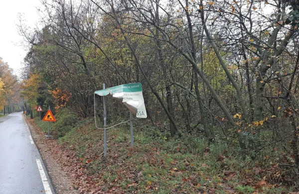 Neznanec je s pirotehničnim sredstvom poškodoval tablo Krajinskega parka Debeli rtič.