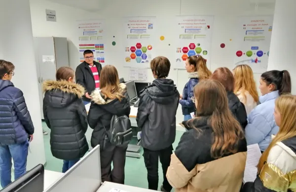 Povezujejo znanje in ve&scaron;čine