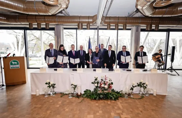 V Lipici so danes slovesno podpisali dogovor o ustanovitvi 
Zamejske gospodarske koordinacije.