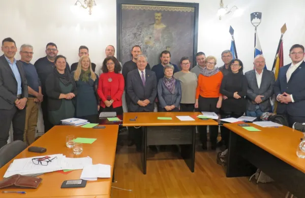 Občinski svet ima le sedem (od 21) novih svetnikov, a je že ustanovna seja nakazala, da bo premlevanje 
zagat v njem bolj živahno kot je bilo doslej. 