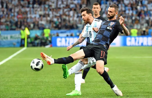 Lionela Messija (v svetlejšem dresu) bržkone tako kot v Rusiji tudi 
nocoj čakajo bližnja soočenja z Marcelom Brozovićem (v ospredju) 
in Ivanom Perišićem (v ozadju). 