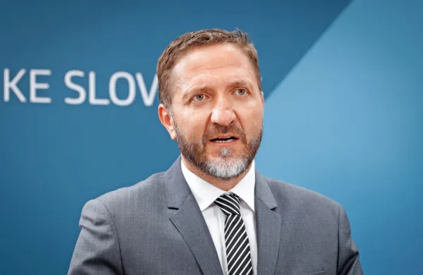  Zakon o stanovanjski jamstveni shemi za mlade je po besedah 
finančnega ministra Klemna Boštjančiča napisan tako slabo, da je 
neizvedljiv.