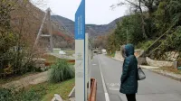 Tabla, ki označuje  trase kolesarskih poti v bodočem čezmejnem 
parku Soča-Isonzo, je z napisi v italijanskem jeziku na prvem 
mestu razburila Solkance in Novogoričane. 